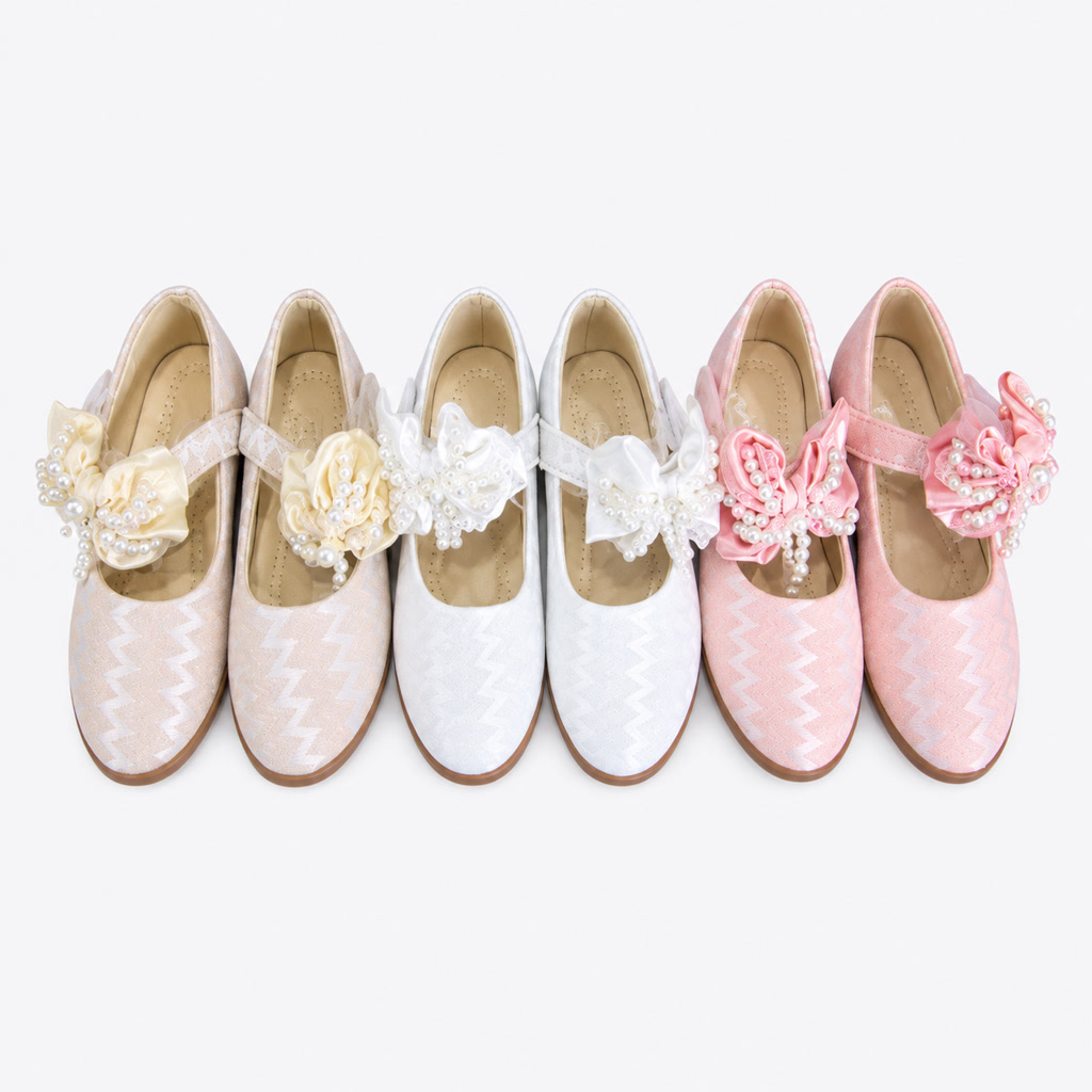 Zapato de charol para niña con moño amplio de encaje