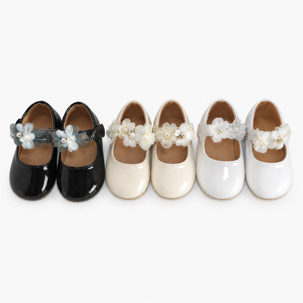 Zapato de charol para niña con flores sobre pulsera ancha