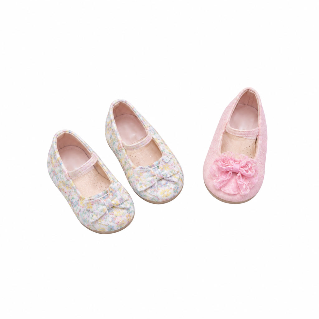 Zapato de charol para niña con flores pequeñas en la punta