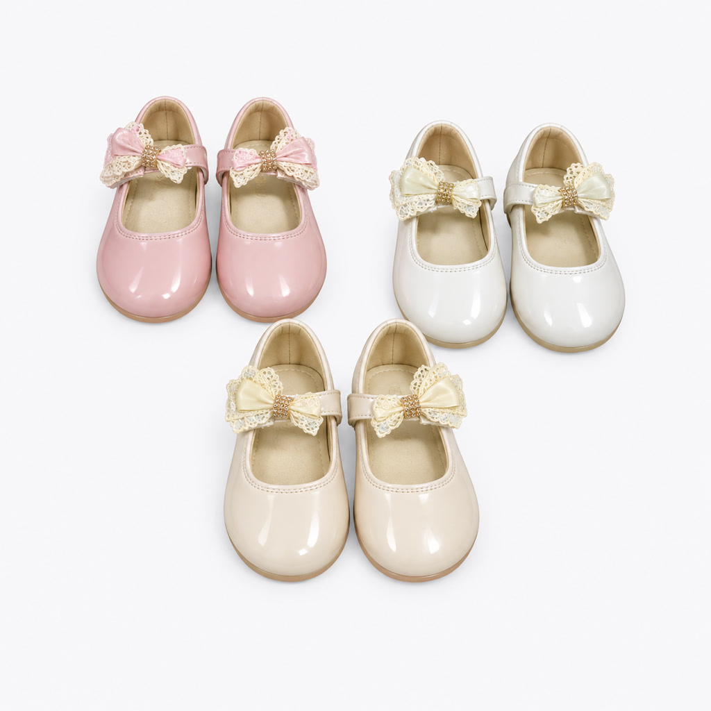 Zapato de charol para niña con flores de tul y correa lisa