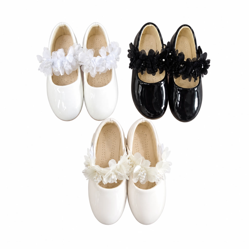 Zapato de charol para niña con pulsera de cuentas y flor