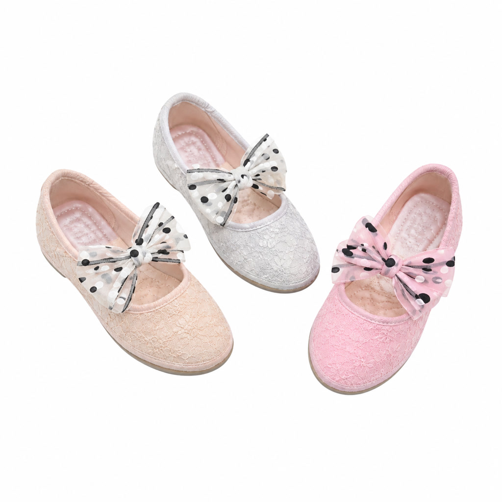 Zapato de charol para niña con cadena y moño en el empeine