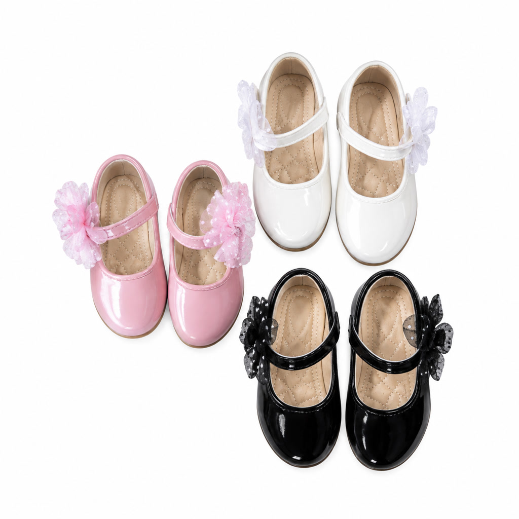 Zapato de charol para niña con adorno de cuentas sobre correa