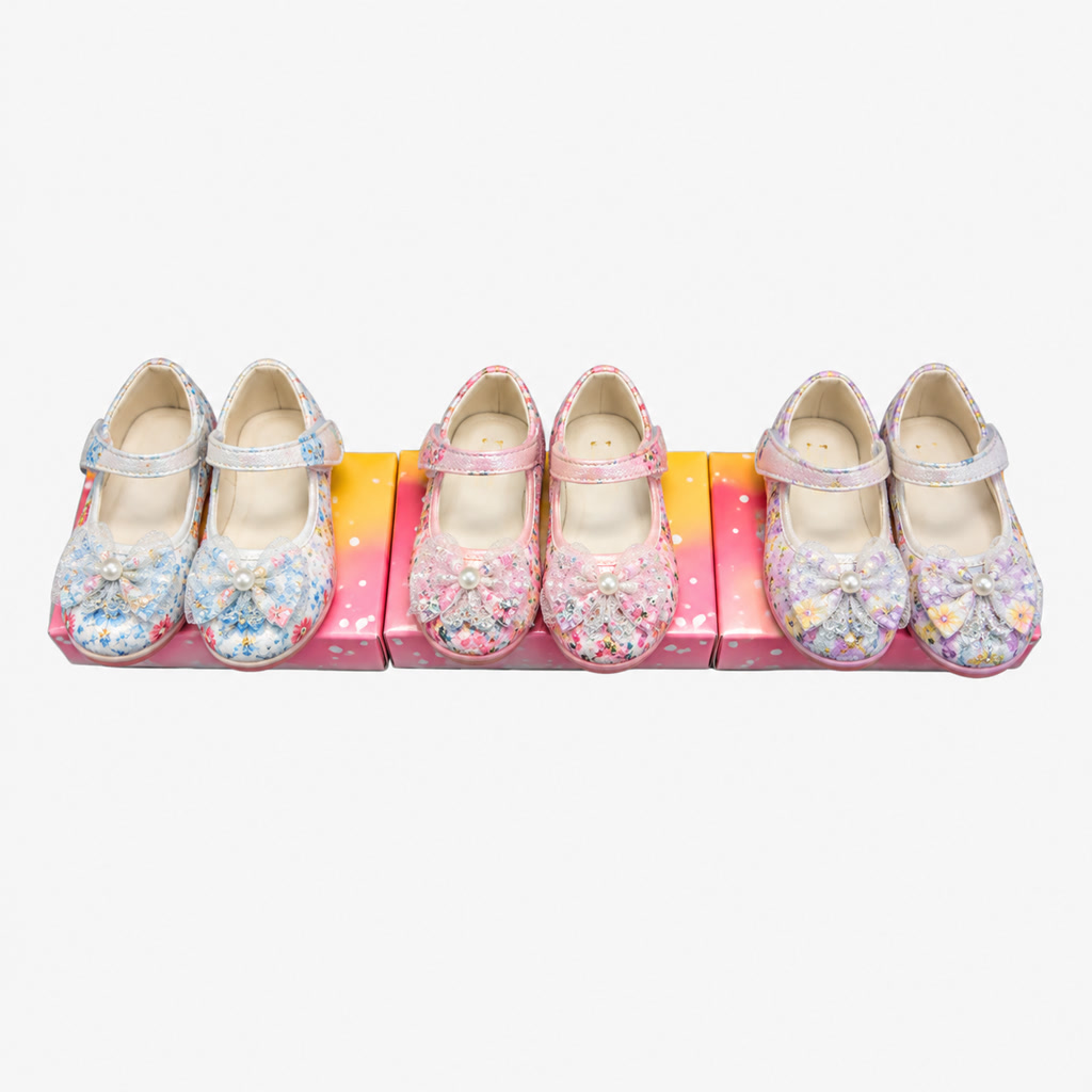 Zapato de charol para niña con moño y borde de encaje