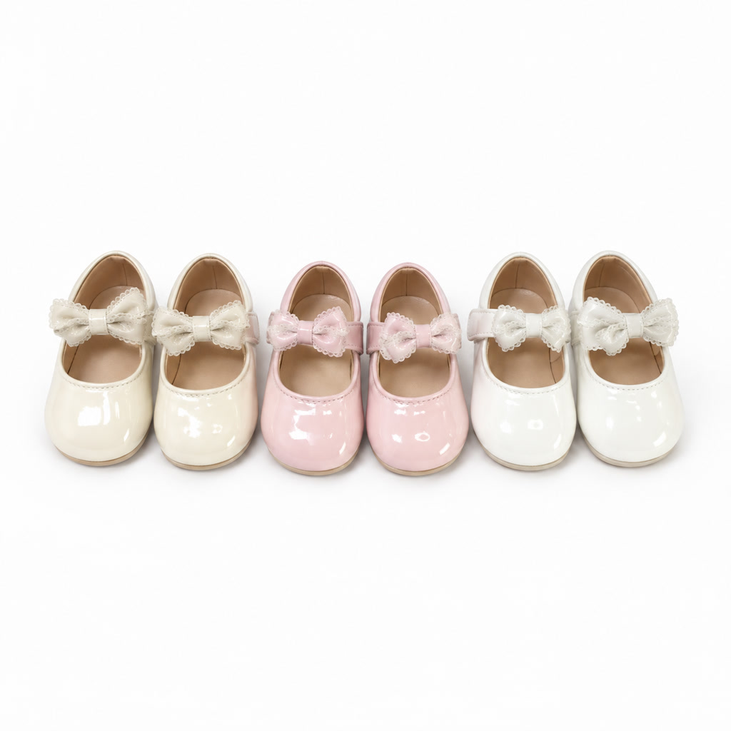 Zapato de charol para niña con moño pequeño y borde decorado